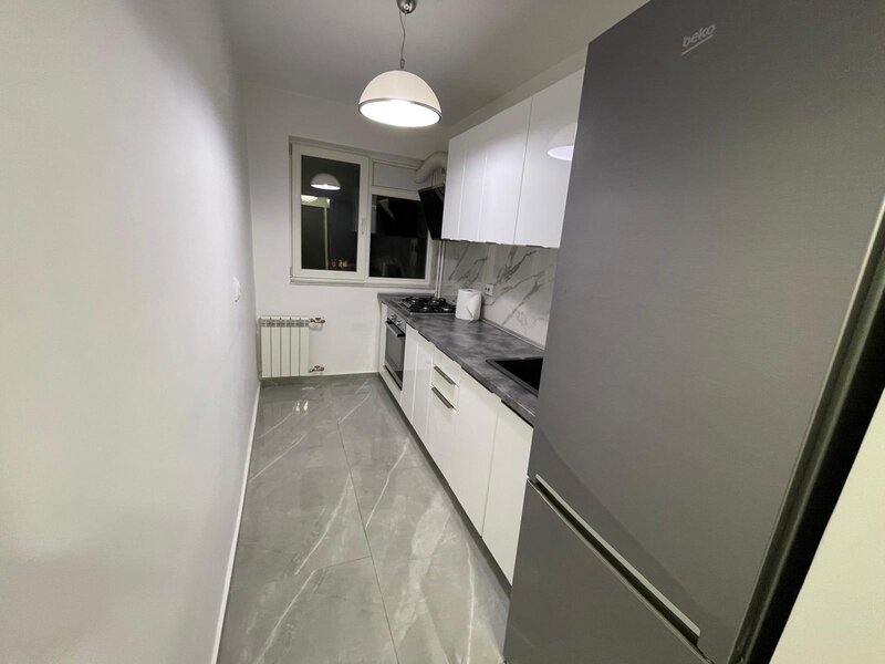 Piata Victoriei, Iancu de Hunedoara.