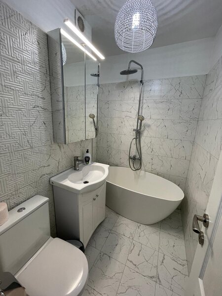 Piata Victoriei, Iancu de Hunedoara.