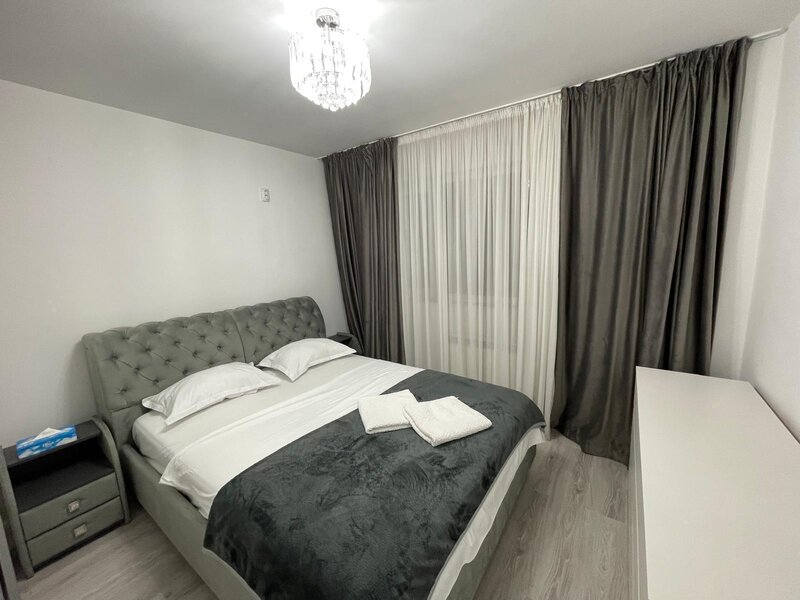 Piata Victoriei, Iancu de Hunedoara.