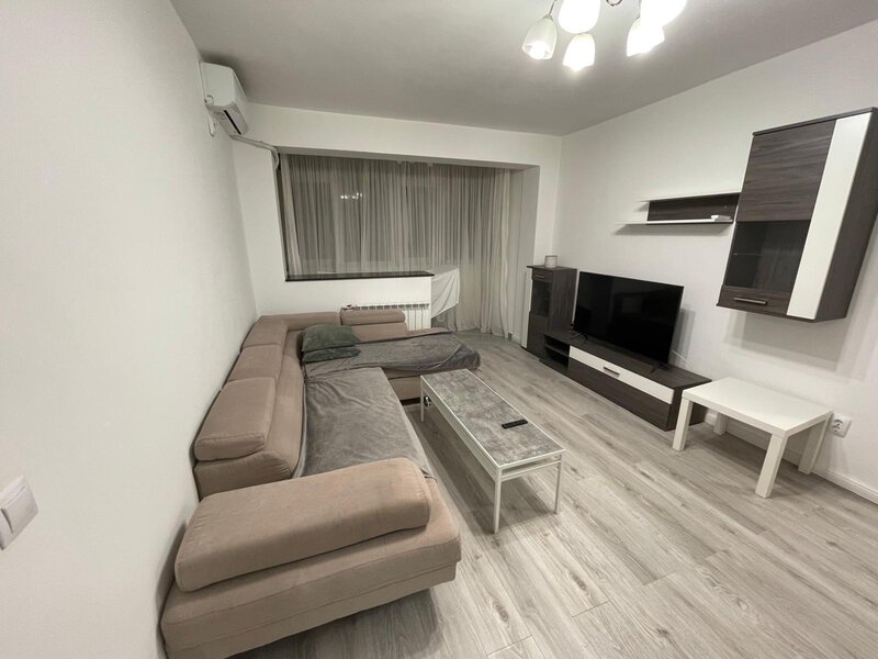 Piata Victoriei, Iancu de Hunedoara.