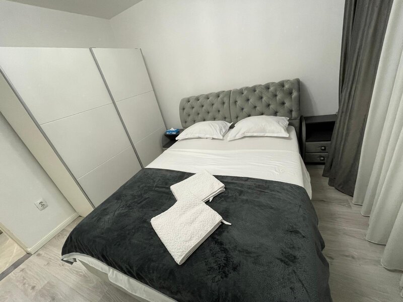 Piata Victoriei, Iancu de Hunedoara.