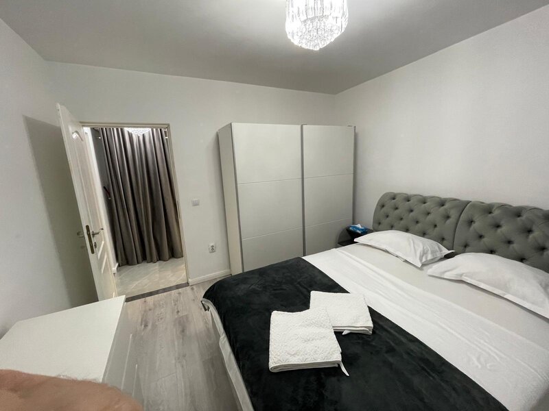 Piata Victoriei, Iancu de Hunedoara.