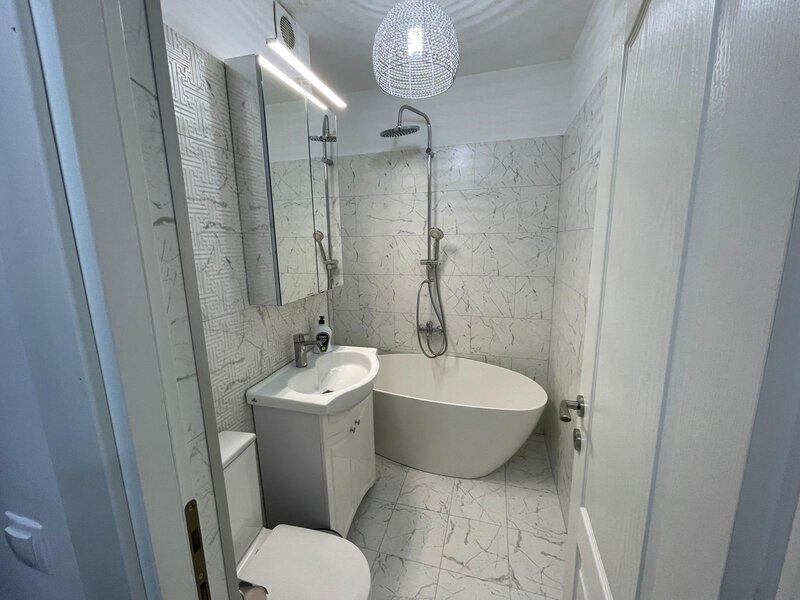 Piata Victoriei, Iancu de Hunedoara.