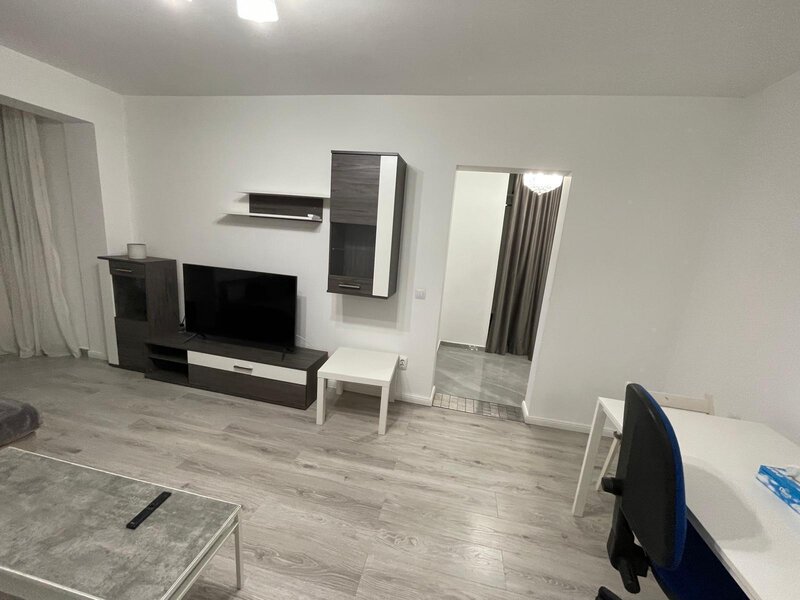 Piata Victoriei, Iancu de Hunedoara.