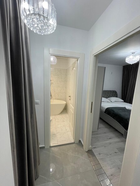 Piata Victoriei, Iancu de Hunedoara.