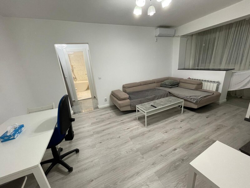 Piata Victoriei, Iancu de Hunedoara.